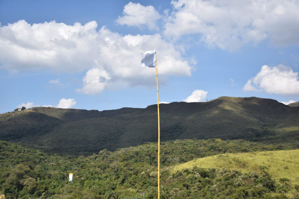 Historia-3_ Bandeira de Kitembo firmada no território Kewa Matamba_foto de Pedro Antuna